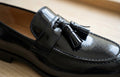 Mocasines negros con borlas y acabado brillante