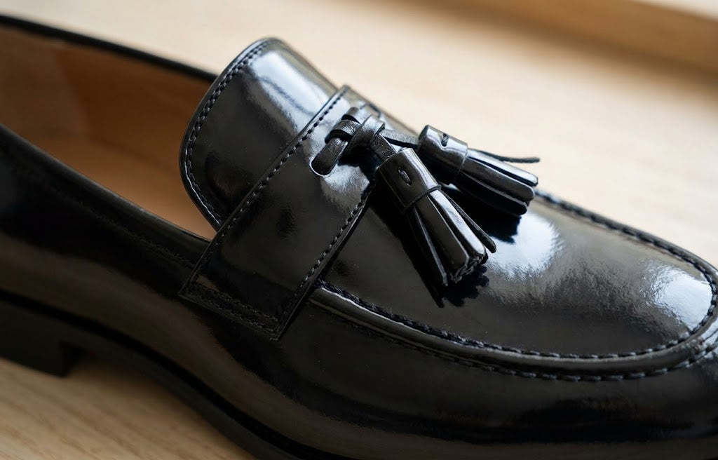 Mocasines negros con borlas y acabado brillante