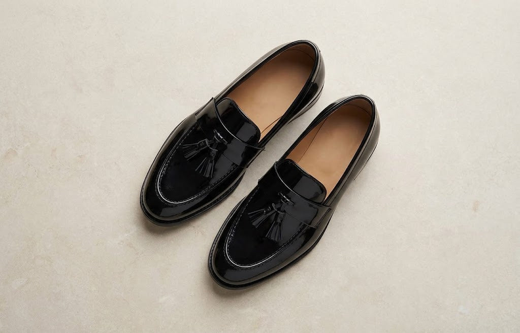 Mocasines negros con borlas y acabado brillante