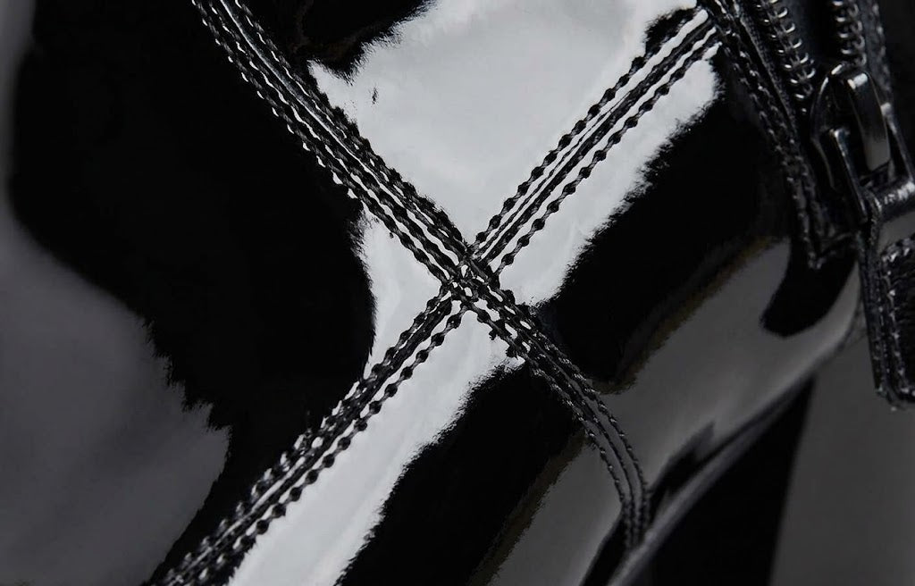 Botines negros de tacón ancho y acabado brillante