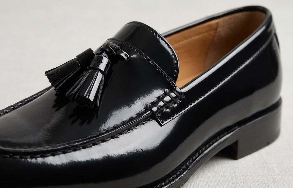 Mocasines negros con borlas y acabado brillante