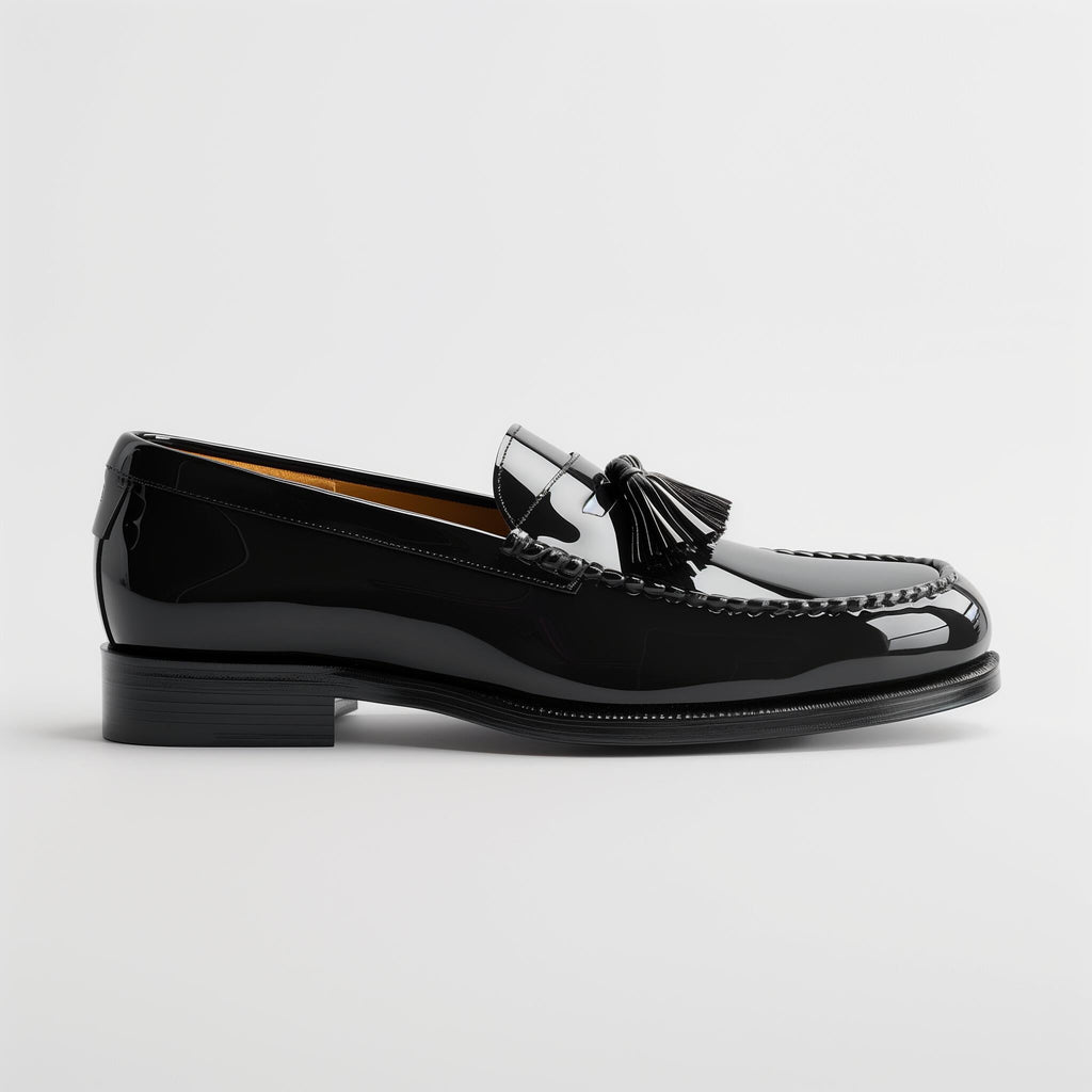 Mocasines negros con borlas y acabado brillante